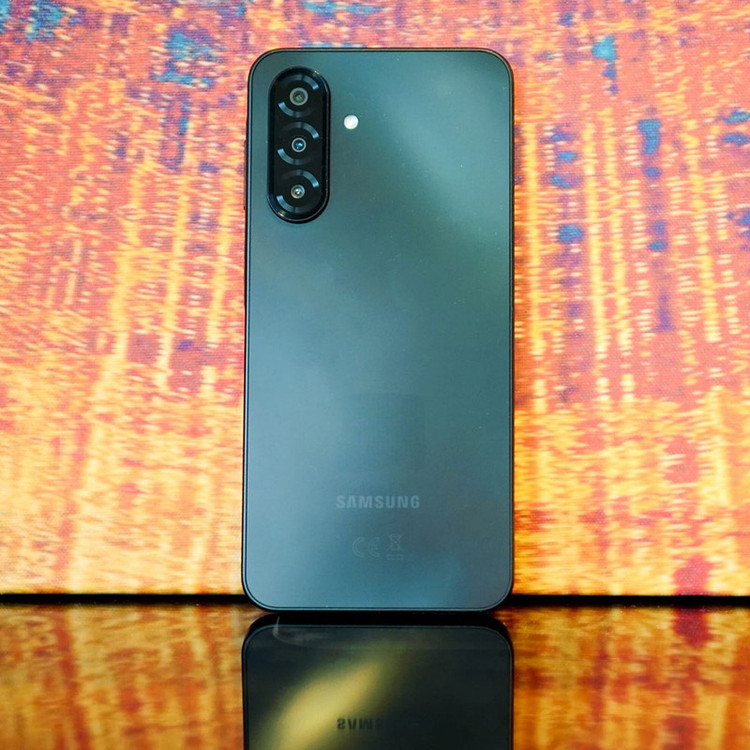 گوشی موبایل سامسونگ مدل Galaxy A17 4G دو سیم کارت ظرفیت 128 گیگابایت و رم 6 گیگابایت - ویتنام به همراه شارژر 25 وات سامسونگ